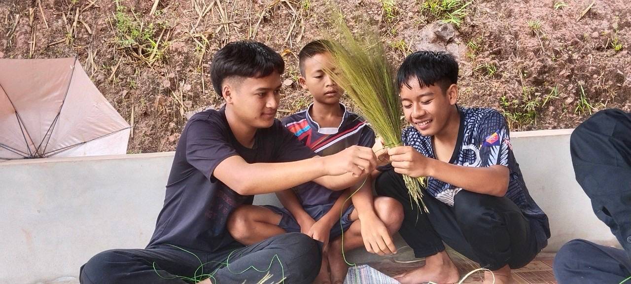 Barn og ungdom ved en av lørdagsklubbene i Thailand