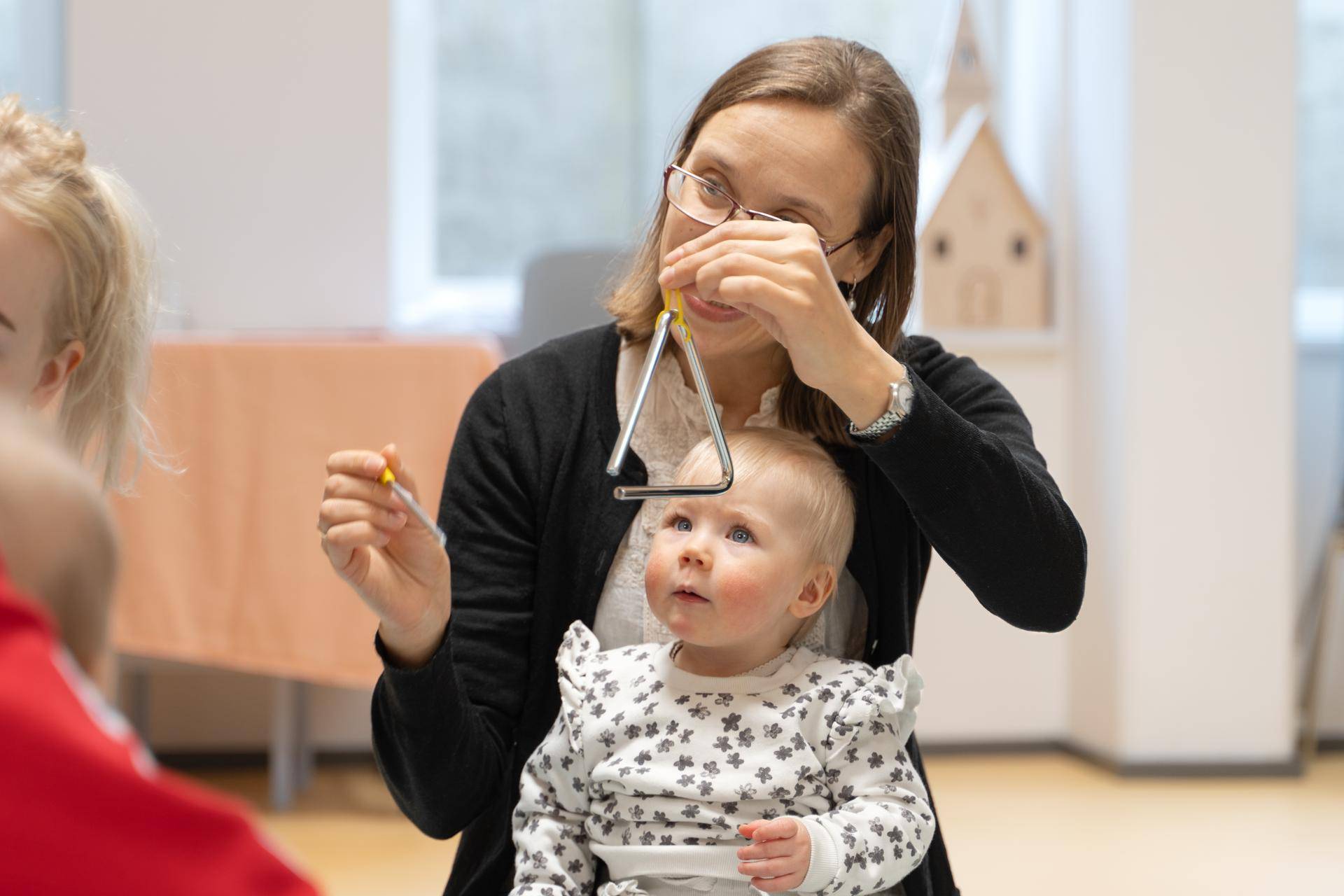 Ave Mølster leder babysang i Saku kirke, her sammen datteren Hanna. Foto: Maria Indrøy Risanger
